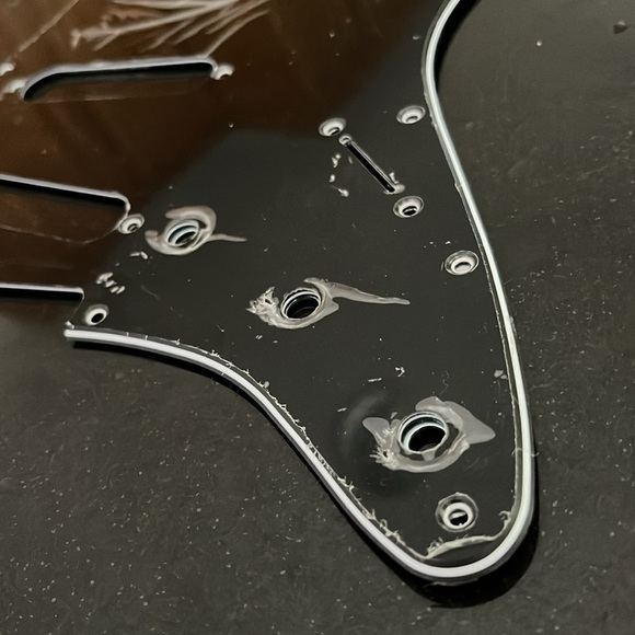 Stratocaster pickguard black brand new with shrink wrap on it to protect 3 layer - Picture 6 of 7